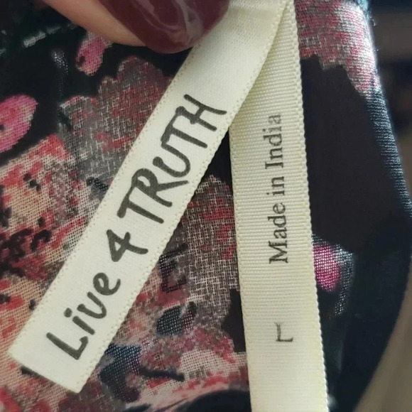 Live 4 Truth | Top  | Size L | Crochet Accent - Picture 4 of 7